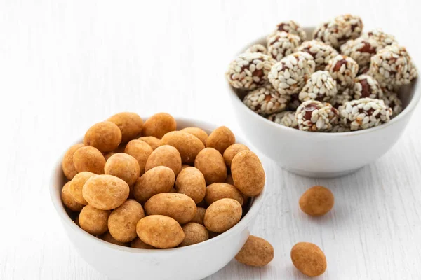 Susam tohumlu kabuklu fıstık ve fıstık.