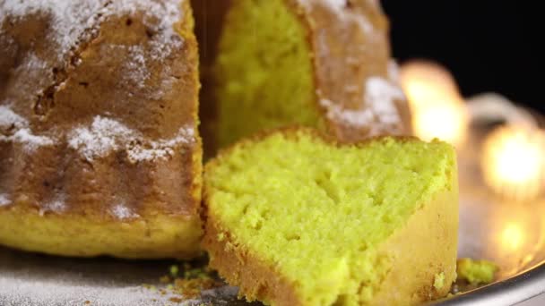 Morceau Gâteau Citron Saupoudré Sucre Glace Sur Fond Lumières Incandescentes — Video