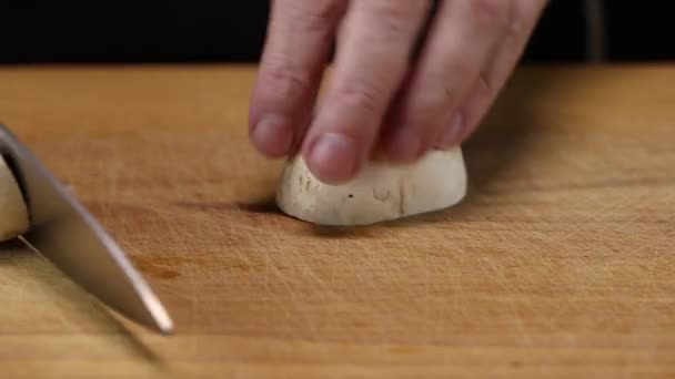 Γυναίκα Κόβει Ένα Champignon Ένα Μεγάλο Μαχαίρι Ένα Ξύλο Κοπής — Αρχείο Βίντεο