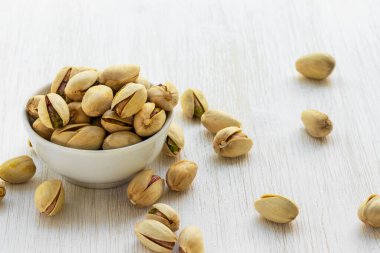 Fıstıklar beyaz cam bir kasede yatar.