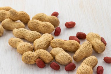 Soyulmuş fıstık ve kabuklu.