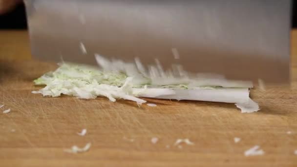 Vrouw Fijn Gesneden Peking Kool Met Een Hakmes Voor Keuken — Stockvideo