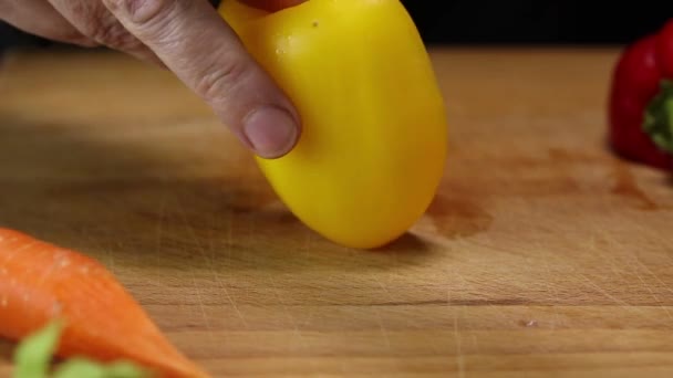 Mujer Rebanadas Pimiento Amarillo Con Cuchillo Cocina Grande — Vídeos de Stock