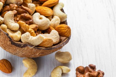 Ceviz karışımı yarım hindistan cevizi kabuğunda yatıyor.