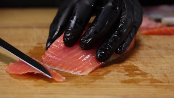 Szef Kuchni Tnie Filet Pstrąga Cienkie Plasterki Specjalnym Nożem Zbliżenie — Wideo stockowe