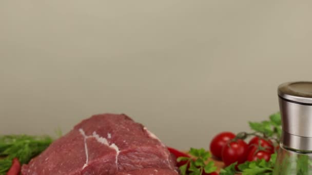 Bifes Carne Legumes Uma Tábua Madeira Fundo Cinza Close — Vídeo de Stock