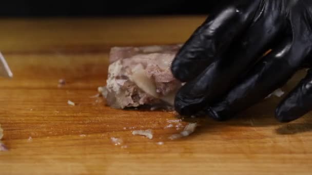 Chef Taglia Gelatina Carne Con Coltello Più Pezzi Primo Piano — Video Stock