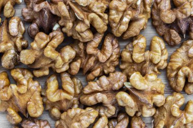 Kahverengi ahşap yüzeyde kabuksuz ceviz arkaplanı