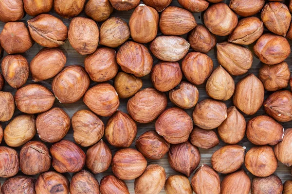 Gri ahşap arka planda kabuksuz fındık