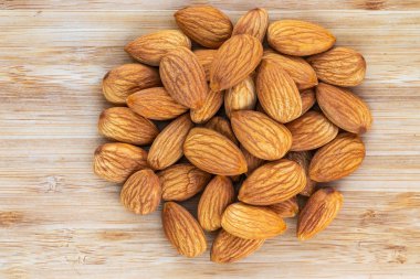 Badem fındıkları ortada duruyor.