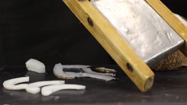 金属の上にココナッツ片を研削するプロセス クローズアップ — ストック動画