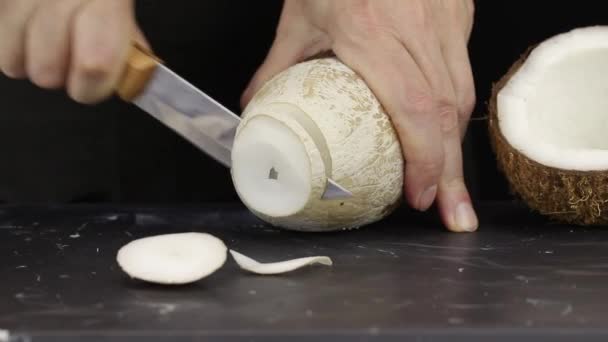 Frau Schneidet Kokosnussfleisch Dünne Runde Scheiben Nahaufnahme — Stockvideo