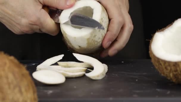 女性はココナッツの肉を薄い半分のリング クローズアップにカット — ストック動画