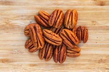 Kahverengi ahşap yüzeyde fındık var.