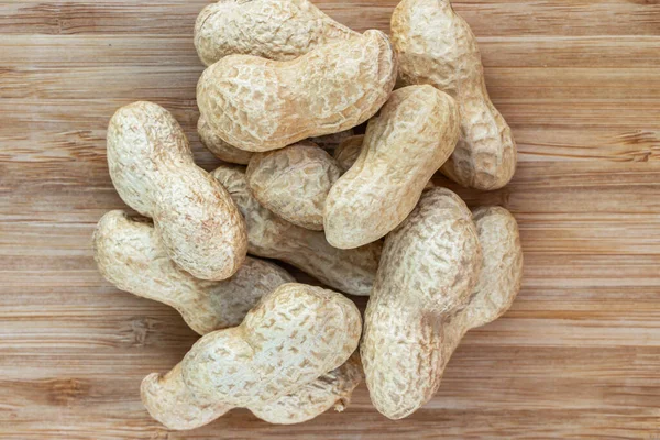 Un mucchio di arachidi sgusciate al centro — Foto Stock