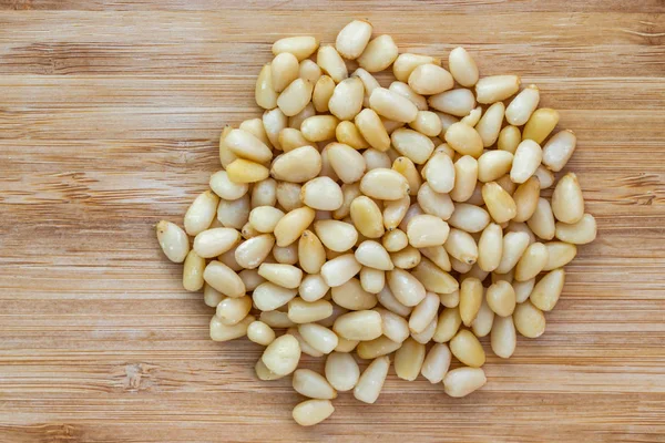 Çam fıstığı ortada bir yığın içinde yatıyor.