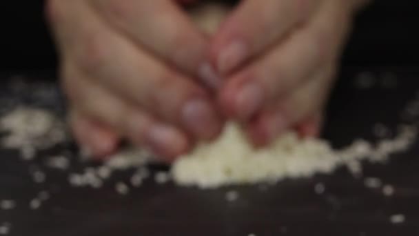 Weibliche Hände Bringen Kokosraspeln Von Der Unschärfe Zum Fokus Nahaufnahme — Stockvideo