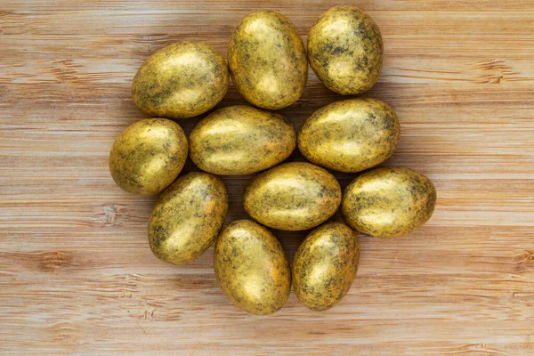 Almonds in golden glaze lie in the center — Stock Photo, Image