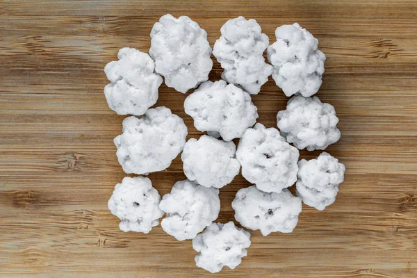 Beyaz şekerli fıstık yığını.