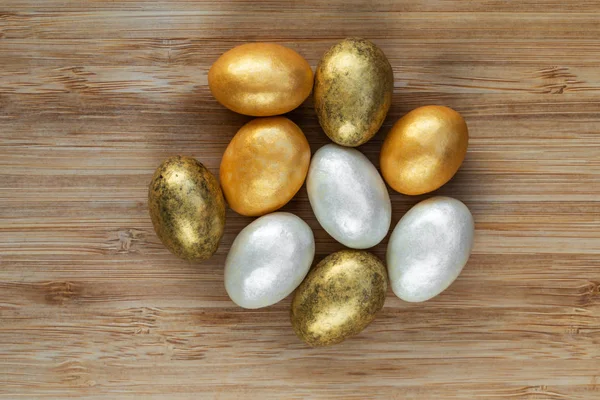 Sarı, altın ve beyaz jöleli bademler