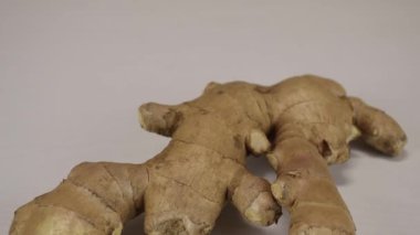 Zencefil kökü bir ışık yüzeyinde, yakın planda bulunur.