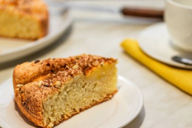 Elmalı kek, doğranmış ceviz ve tarçınlı