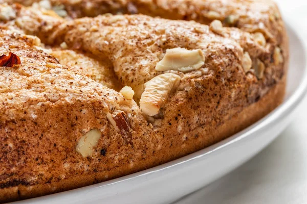 Gâteau éponge aux pommes, noix écrasées et cannelle — Photo