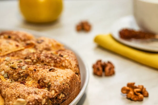 Tarte aux pommes, noix hachées et cannelle — Photo