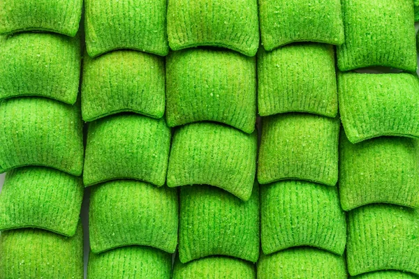 Wasabi aromalı buğday ve mısır cipsi.