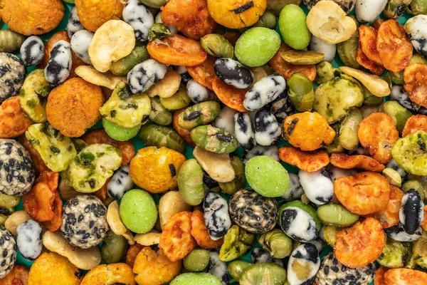 Antecedentes de snacks japoneses con cacahuetes, guisantes y wasabi Imágenes De Stock Sin Royalties Gratis