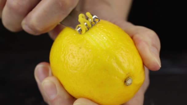 Kvinnlig Hand Tar Bort Skal Från Citron Med Speciell Kniv — Stockvideo