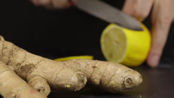 Raiz Gengibre Encontra Primeiro Plano Fundo Chef Corta Limão Anéis — Vídeo de Stock