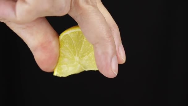 Жіноча Рука Стискає Сік Шматочка Лимона Чорному Тлі — стокове відео