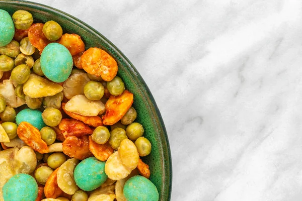 Fıstıklı ve wasabi 'li Japon atıştırmalıkları.