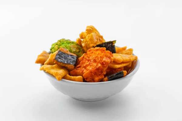 Deniz yosunu ve wasabi ile Japon aperatifleri beyaz bir kasede yatar.