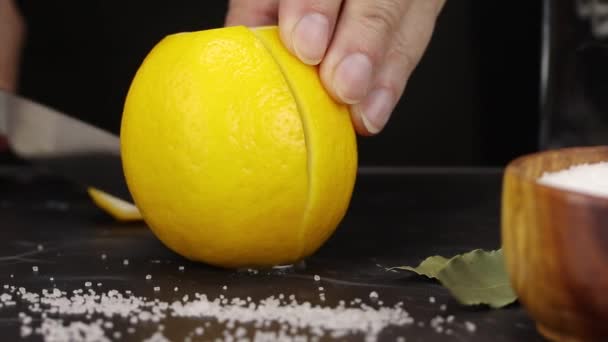 Female Hand Cuts Lemon Knife Four Parts Subsequent Fermentation — Stok video