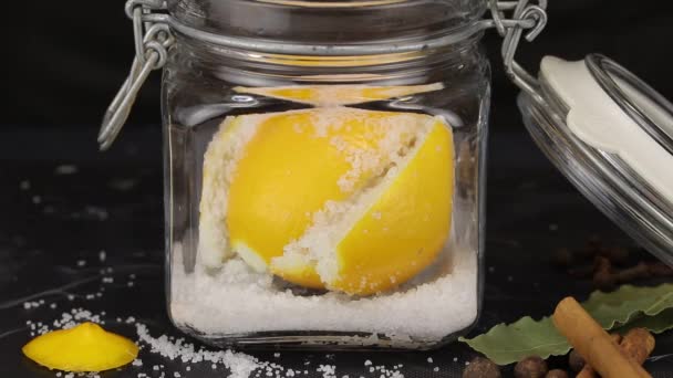 厨师用一个长方形罐子里的木制压榨机从柠檬中挤出果汁 — 图库视频影像