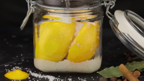シェフは発酵のためにレモンの瓶に塩を入れます — ストック動画