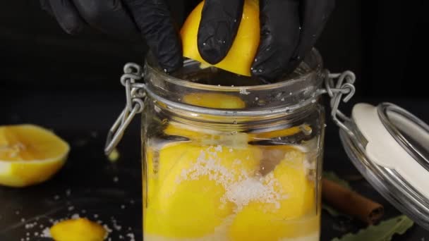 Chef Exprime Jugo Medio Limón Frasco Limones Para Fermentación — Vídeos de Stock