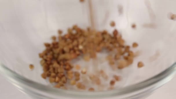 Saupoudrer Grains Sarrasin Dans Bol Transparent Verre Gros Plan — Video