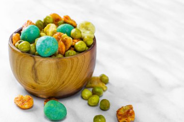 Fıstıklı ve wasabi 'li Japon atıştırmalıkları.