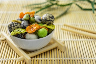 Fıstıklı, bezelyeli ve wasabi 'li Japon atıştırmalıkları.