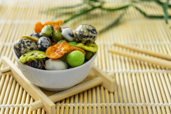 Fıstıklı, bezelyeli ve wasabi 'li Japon atıştırmalıkları.