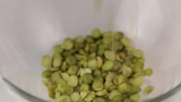 Des Moitiés Pois Verts Séchés Tombent Dans Bol Transparent Verre — Video