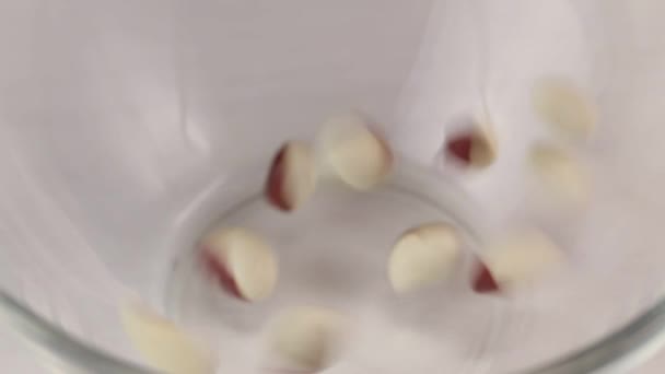 Les Fruits Des Haricots Tombent Dans Bol Transparent Verre Gros — Video