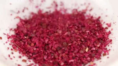 Sumach böğürtlenleri cam şeffaf bir kaseye düşer, yakın plan.