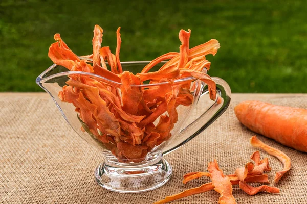 Las Papas Fritas Zanahoria Vegetal Encuentran Jarrón Transparente Vidrio Sobre — Foto de Stock