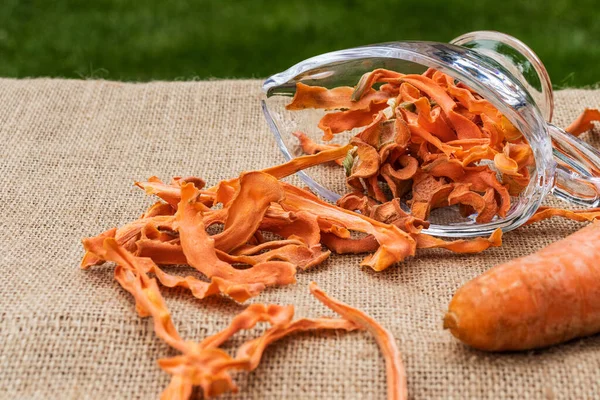 Las Papas Fritas Zanahoria Yacen Jarrón Vidrio Volcado Sobre Una — Foto de Stock