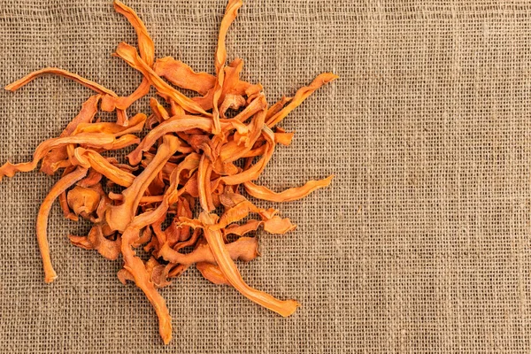 Морквяні Чіпси Лежать Купі Поверхні Мішковини Стокове Зображення