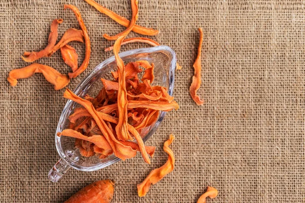 Овочеві Морквяні Чіпси Лежать Прозорій Скляній Мисці Сірому Фоні Стокове Фото